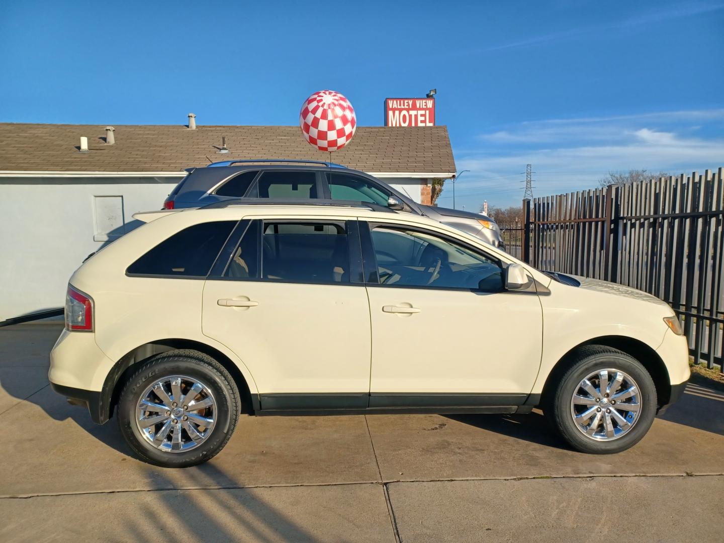 2007 WHITE /TAN, LEATHER Ford Edge SEL Plus FWD (2FMDK39C07B) with an 3.5L V6 DOHC 24V engine, 6-Speed Automatic Overdrive transmission, located at 2001 E. Lancaster, Ft. Worth, 76103, (817) 336-7000, 32.746181, -97.301018 - Photo#0